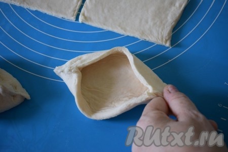 Далее защипываем края каждого квадрата, формируя лодочку.