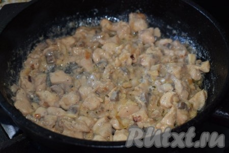 Когда сливки выпарятся, наша начинка будет готова. Выключаем огонь и даём начинке остыть.