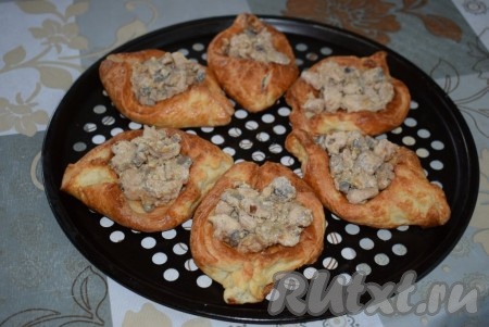 Заполняем лодочки начинкой.