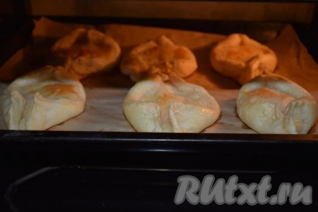 Противень с лодочками отправляем минут на 35 в духовку, разогретую до 180 градусов. В процессе выпекания лодочки будут "надуваться" и края у них станут расходиться, пусть вас это не пугает, просто возьмите 2 чайные ложки и концами ручек сожмите края, которые раскрываются, плотно сжимая их.