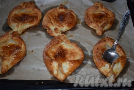 Ложечкой приминаем поднявшееся во время выпечки тесто, подготавливая углубление для начинки. Даём нашим лодочкам остыть.