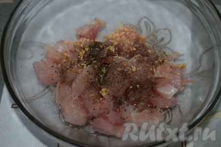 Пока лодочки остывают, займёмся начинкой. Для этого куриное филе нарезаем достаточно мелко, затем перчим, солим и добавляем любимые специи.