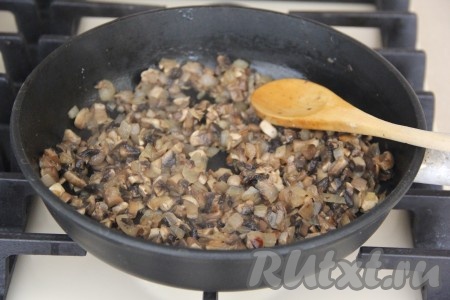 Обжарить грибы с луком в течение 15 минут на небольшом огне, не забывая периодически помешивать. 