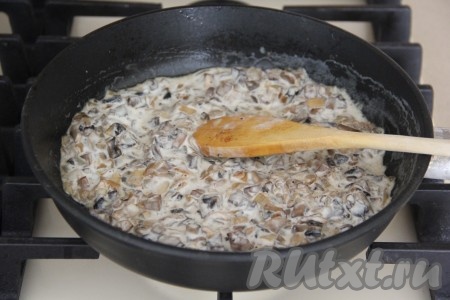 Готовый грибной жульен снять с огня, дать немного остыть.