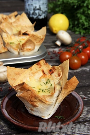 Запекать грибной жульен в корзиночках из лаваша в разогретой духовке 10-15 минут при температуре 180 градусов.