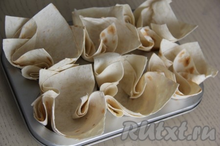 Выложить по 2 квадрата из лаваша в каждую формочку (как на фото). Края лаваша должны хорошо выступать над формочкой (учитывайте это, нарезая лаваш на квадраты).