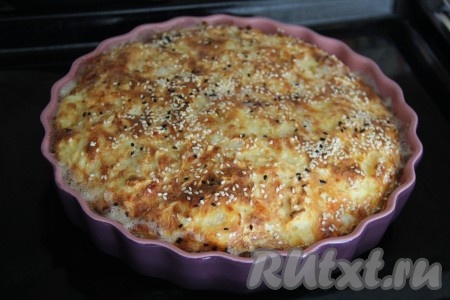 Выпекать рваный пирог из лаваша с творогом и сыром в разогретой духовке минут 35 (до золотистого цвета) при температуре 190 градусов.