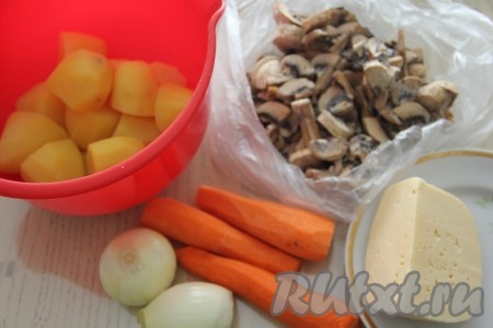 Подготовить продукты. Очищенный картофель выложить в кастрюлю, полностью залить водой, а затем отварить до готовности в подсоленной воде (варить минут 25-30 с начала кипения воды на умеренном огне, готовые клубни должны легко прокалываться ножом). Лук и морковь почистить.