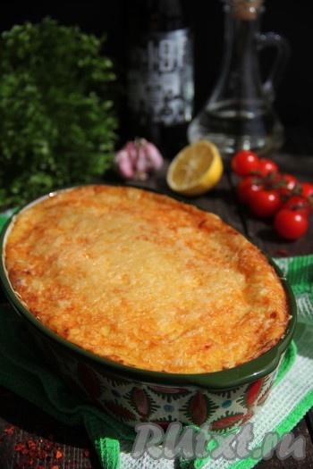 Готовить картофельную запеканку с шампиньонами в разогретой духовке, примерно, 25-30 минут (до приятного золотистого цвета) при температуре 200 градусов.