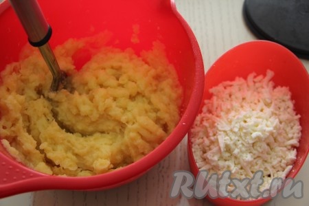 Измельчить картофель толкушкой в пюре. Чтобы запеканка была со сливочным вкусом можно в картофельное пюре добавить, по желанию, натёртый мягкий сыр (у меня адыгейский) и перемешать.