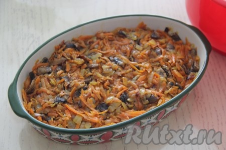 Затем выложить слой шампиньонов с морковкой и луком.