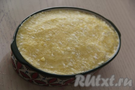 Выложить вторую часть картофельного пюре и разровнять.