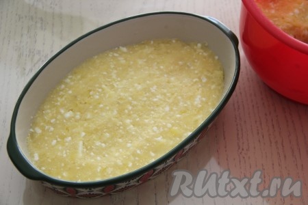 Разделить картофельное пюре на две части. В жаропрочную форму выложить одну часть картофельного пюре и разровнять.