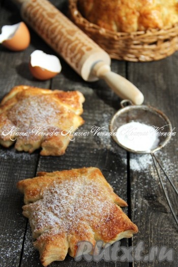 Вкусные, аппетитные, ароматные пирожки с яблоками и корицей можно подать и в горячем, и в остывшем виде, присыпав, по желанию, сахарной пудрой. Такая выпечка из слоёного теста идеально дополнит чаепитие в кругу близких!