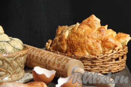 Выпекать пирожки с яблоками и корицей в духовке, разогретой до 190 градусов, минут 20 (до золотистости слоёного теста).