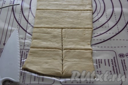 На присыпанной мукой поверхности разрезать тесто на равные квадратики.