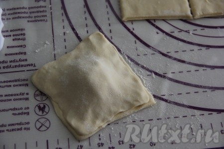 Накрыть начинку вторым таким же квадратиком теста. Хорошо скрепить края.