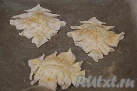 Смазать пирожки взбитым яичным желтком и присыпать сахаром. У меня получились 7 пирожков среднего размера.