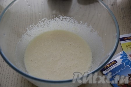 Влить масло в получившуюся массу и перемешать миксером.