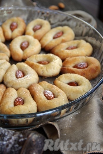 Подать аппетитное, ароматное песочное печенье с миндалём к столу. 