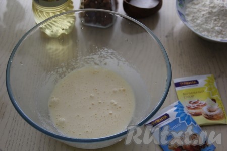 Взбить миксером яйцо с сахаром в течение 5 минут, масса посветлеет.
