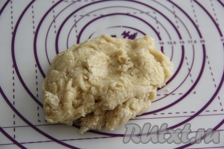 Замесить тесто, перемешивая его сначала ложкой, а затем вымешивая руками. Сначала тесто будет липким.