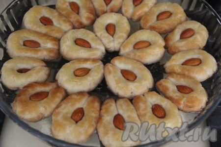 Сироп полностью впитается в печенье.

