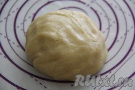 Вымесить тесто до гладкого и ровного состояния.