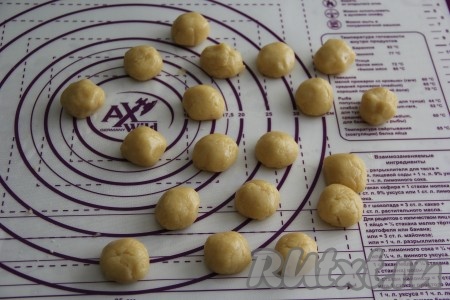 Разделить тесто на 20-22 шарика.