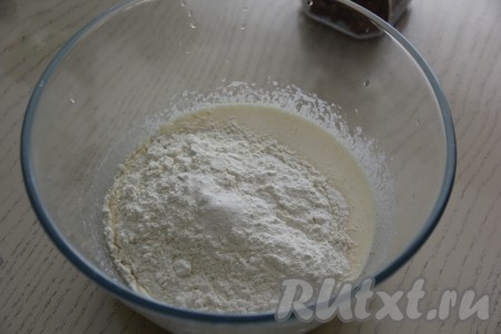 Всыпать муку, ванильный сахар, соль и разрыхлитель. 