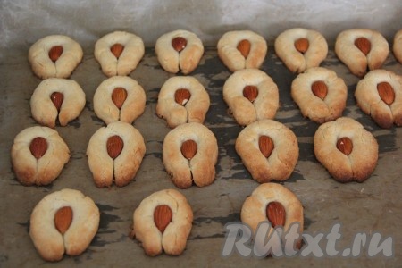 Выпекать в разогретой духовке минут 15 (до золотистого цвета) при температуре 200 градусов. Затем переложить песочное печенье с миндалём на тарелку, дать остыть и можно подавать к столу. Печенюшки получаются хрустящими. При желании, печенье перед подачей можно поместить в сироп и тогда выпечка станет нежнейшей.