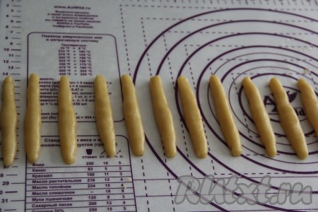 Из каждого шарика скатать колбаску. 