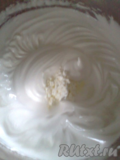 Добавляем лимонный сок и крахмал.