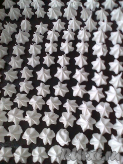 Взбиваем ещё пару секунд (до смешивания ингредиентов). Массу отсаживаем при помощи кондитерского мешка с насадкой 1М на противень (или пергамент, или коврик для выпечки).