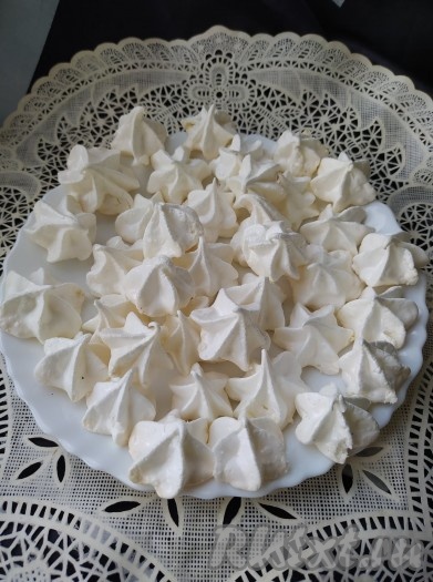 Духовку разогреваем до 130 градусов. Сушим в духовке при температуре 120 градусов около 20 минут, снижаем температуру до 100 градусов и сушим ещё 20-40 минут (в зависимости от размера безе). После выпечки оставляем безе в духовке до полного остывания. Вот такое безе из сухого яичного белка (альбумина) получилось.