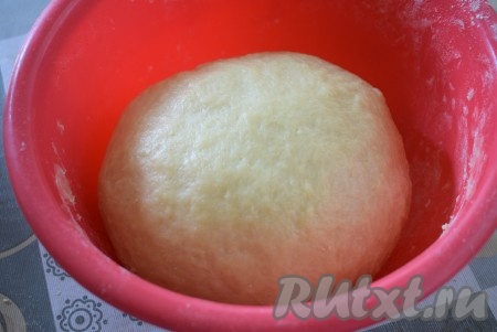 Вымешиваем тесто до получения гладкого, однородного шара (в течение 5-7 минут). По консистенции тесто должно получиться не очень плотным, упругим и не липнущим к рукам. Кладём тесто в миску, накрываем его плёнкой и оставляем для подъёма на 1 час в тёплом месте. Тесто хорошо "поднимется", увеличившись в объёме в несколько раз.