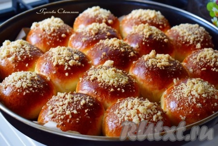 Готовые румяные, красивые и ароматные булочки с начинкой из конфет "Коровка" достаём из духовки.