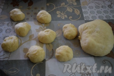 Подошедшее дрожжевое тесто аккуратно вынимаем из миски. Стараемся сильно его не обминать, пусть оно останется воздушным. Разделяем тесто пополам и каждую половину делим на 8, примерно, равных кусочков (из теста у нас получатся, примерно, 16 равных кусочков).