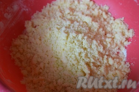 Далее тщательно перетираем руками муку с сахаром и маслом в крошку, наш штрейзель готов. Крошка должна получиться мягкой и воздушной. Накрываем миску со штрейзелем и отправляем в холодильник до момента посыпки булочек.