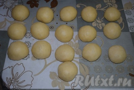 Далее округляем кусочки теста, выкатывая шарики рукой об стол. Даём шарикам полежать минут 10-15, для того чтобы они чуть подошли.