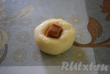 Затем берём каждый шарик и вкладываем в середину половинку конфеты "Коровка".