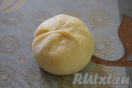 Аккуратно защипываем тесто над конфетой и формируем кругленькую булочку. Таким образом формируем все 16 булочек с начинкой из конфет "Коровка".