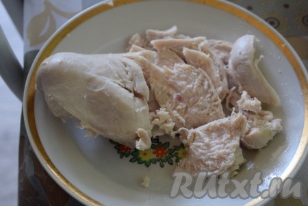 Остывшее куриное филе нарезаем на небольшие кусочки.


