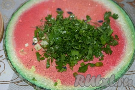 Зелень нарежем мелко.

