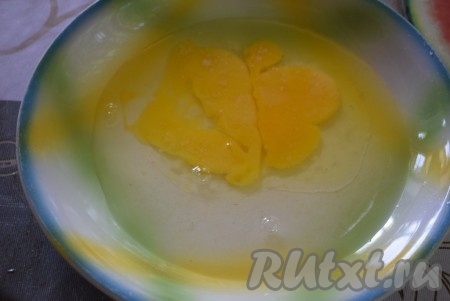 В плоскую тарелку, в которой будет удобно обмакивать наши треугольнички, разбиваем сырые яйца, вливаем воду, добавляем соль и перец по вкусу, хорошо перемешиваем вилкой и наш кляр готов.