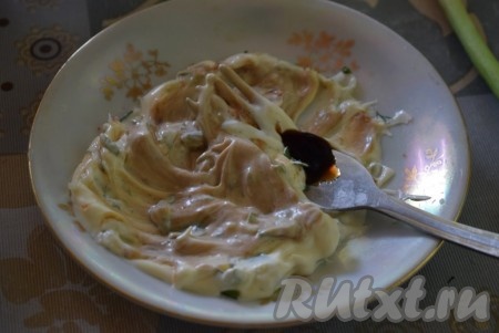 Добавляем, по желанию, соус "Терияки", перемешиваем и наш соус-намазка готов.
