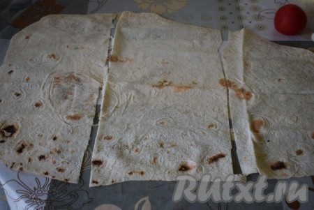 Каждый лаваш нарезаем на 3, примерно, равные по ширине полосы (их двух лавашей у нас получатся 6 полосок).