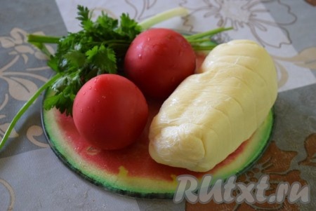 Помоем помидоры и зелень, зубчики чеснока очистим от кожицы.