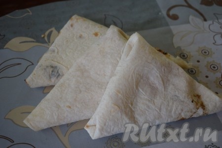 Вот таких 6 заготовок из лаваша с начинкой у нас должны получиться.