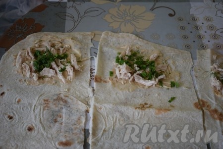 На часть каждой полоски, смазанной соусом, выкладываем куриное филе и посыпаем его зеленью.